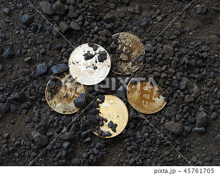 地に落ちたビットコイン 45761705