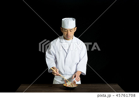 刺身を盛り付ける板前 45761708