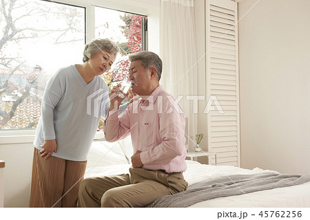 夫婦 高齢者 老人 45762256
