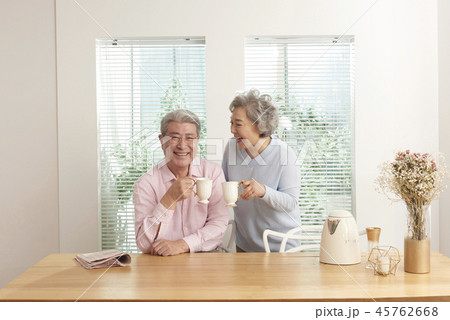 夫婦 高齢者 老人 45762668