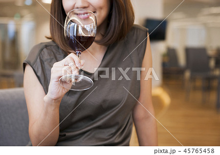 若い女性　ワイン　女性　アルコール　赤ワイン　お酒　リラックス　ヘルスケア　酒　 45765458