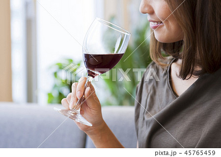 若い女性　ワイン　女性　アルコール　赤ワイン　お酒　リラックス　ヘルスケア　酒　 45765459