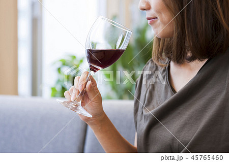 若い女性　ワイン　女性　アルコール　赤ワイン　お酒　リラックス　ヘルスケア　酒　 45765460