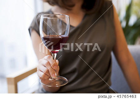 若い女性　ワイン　女性　アルコール　赤ワイン　お酒　リラックス　ヘルスケア　酒　 45765463