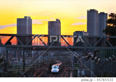 夕闇の中を走る新幹線 夕闇の中を走る新幹線 45765533