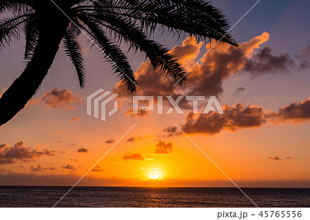 ハワイ オアフ島 サンセットビーチの日没の写真素材