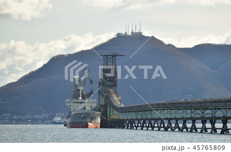 北海道北斗市上磯地区のセメント工場に原料を搬入するベルトコンベアーの風景を撮影 北海道北斗市上磯地区のセメント工場に原料を搬入するベルトコンベアーの風景を撮影 45765809