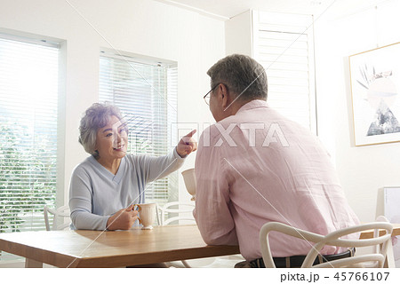 夫婦 高齢者 老人 45766107