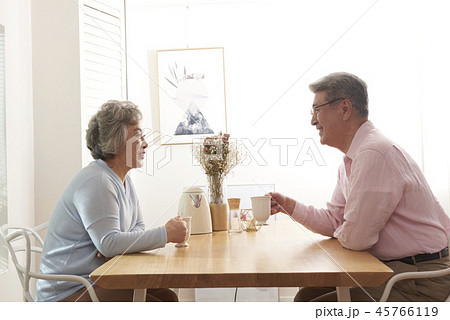 夫婦 高齢者 老人 45766119