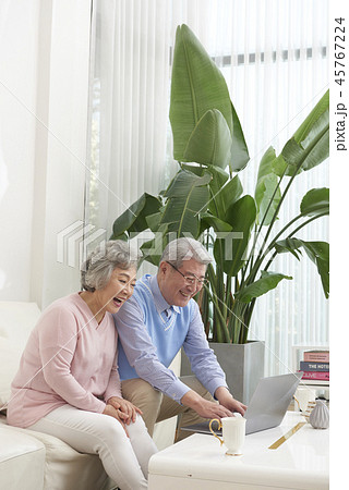 夫婦 高齢者 老人 45767224