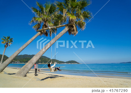 青い空とヤシの木ブランコ 45767290