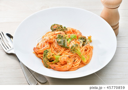 イタリアンパスタ、海老とブロッコリーのトマトクリームパスタ、スパゲティ。 イタリアンパスタ、海老とブロッコリーのトマトクリームパスタ、スパゲティ。 45770859