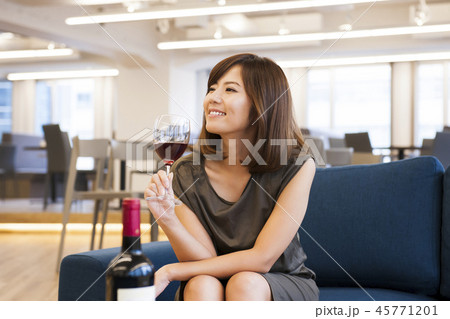 若い女性　女性　ワイン　アンチエイジング　赤ワイン　リラックス　ヘルスケア　 45771201