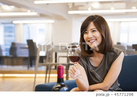 若い女性　女性　ワイン　アンチエイジング　赤ワイン　リラックス　ヘルスケア　 45771206