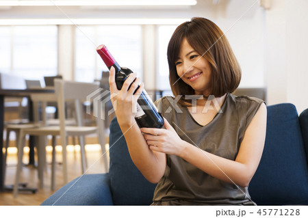 若い女性　女性　ワイン　アンチエイジング　赤ワイン　リラックス　ヘルスケア　 45771228