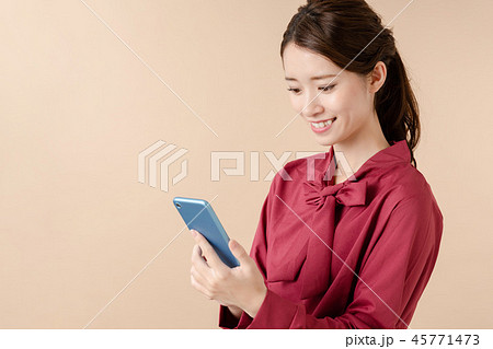 スマホを使う女性 スマホを使う女性 45771473