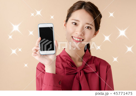 スマホを見せる女性 45771475