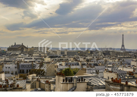 The roofs of Paris and its chimneys under a clouds sky 45771879