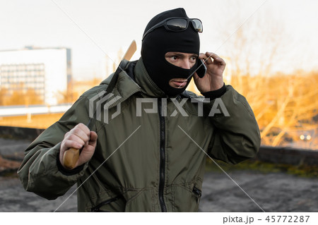 The policeman is negotiating by phone 45772287