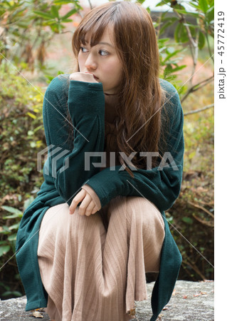 しゃがむ女性 しゃがむ女性 45772419