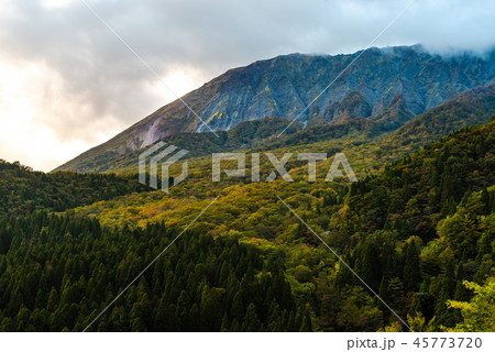 紅葉直前、朝の大山（2018年10月） 45773720