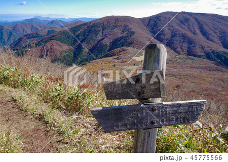 島根県、吾妻山山頂から大膳原への景色（2018年11月） 45775566