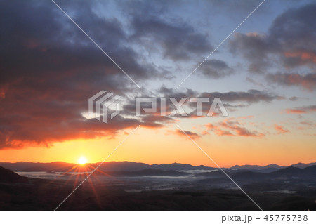 山村の日の出 45775738