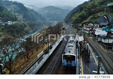 大歩危駅に停車中の土讃線普通列車（キハ54形） 45778698