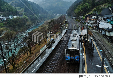 大歩危駅に停車中の土讃線普通列車(キハ54形) 大歩危駅に停車中の土讃線普通列車(キハ54形) 45778703