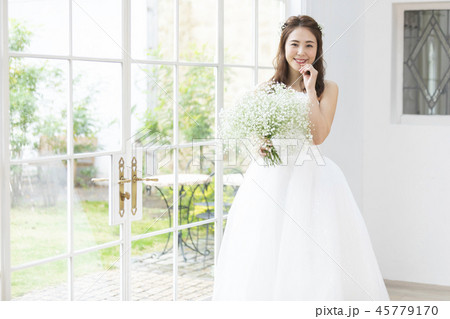 ウエディングドレスの女性 45779170