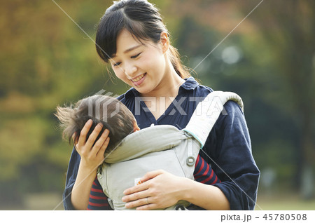 家族　公園　散歩 45780508