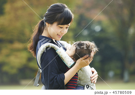 家族 公園 散歩 家族 公園 散歩 45780509