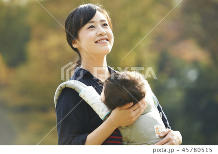 家族　公園　散歩 45780515