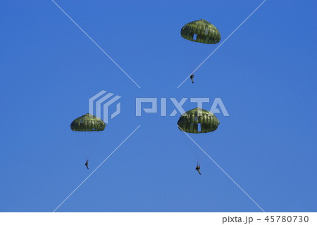 第一空挺団のパラシュート降下 45780730