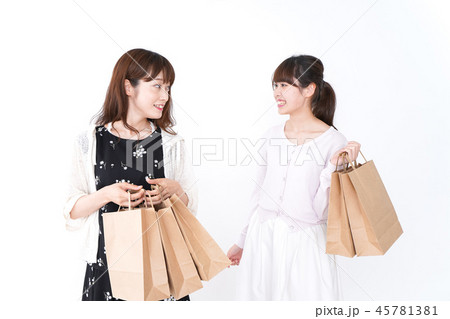買い物をする女性 45781381