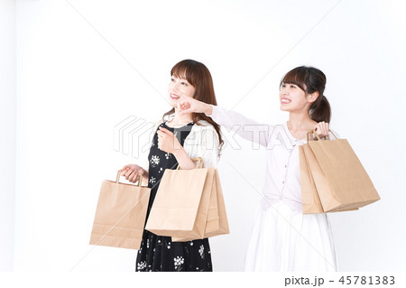 買い物をする女性 買い物をする女性 45781383
