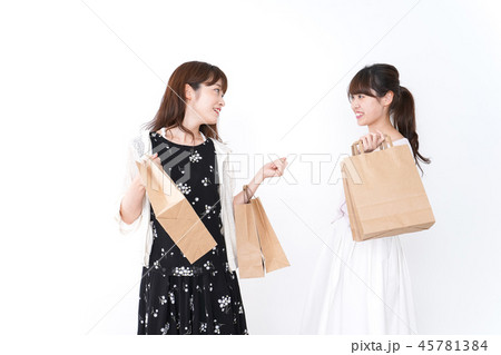 買い物をする女性 45781384