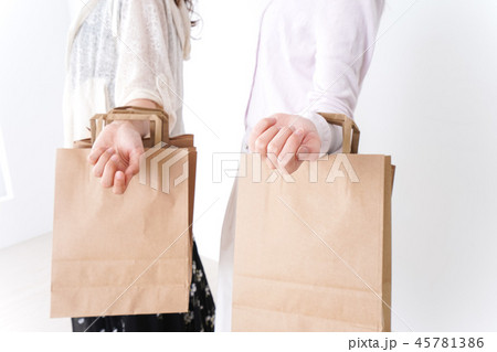 買い物をする女性 買い物をする女性 45781386