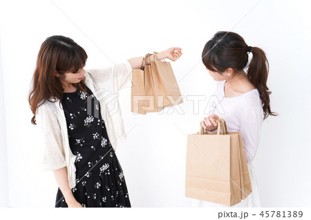 買い物をする女性 45781389
