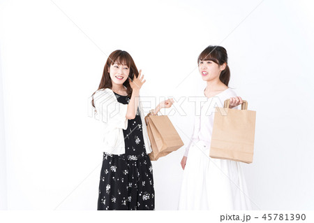 買い物をする女性 45781390