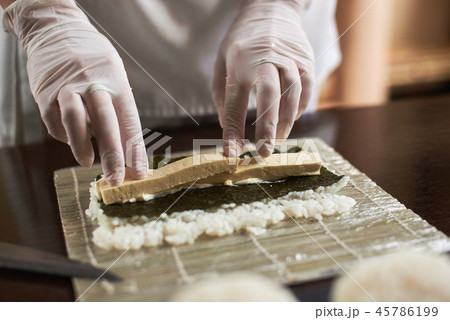 Process of preparing rolling sushi 45786199