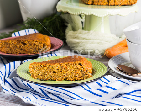 Spiced carrot cake with walnuts and cinnamon Spiced carrot cake with walnuts and cinnamon 45786266