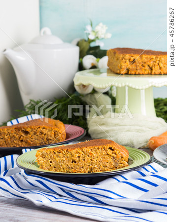Spiced carrot cake with walnuts and cinnamon Spiced carrot cake with walnuts and cinnamon 45786267