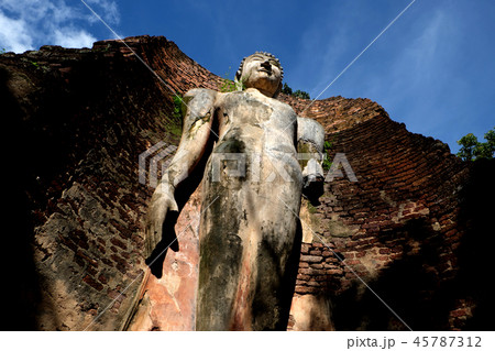 Wat Phra Si lriyabot with Buddha Statues 45787312