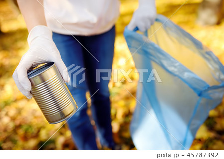 Volunteer picking up the garbage . Volunteer picking up the garbage . 45787392