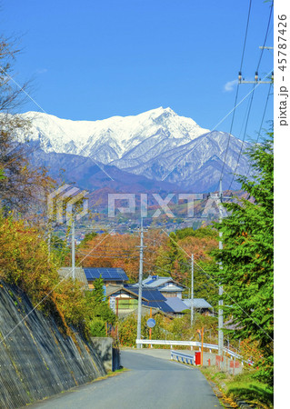 谷川岳が見える道（縦） 45787426