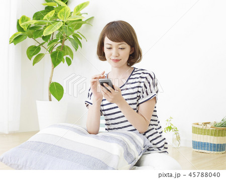 女性 スマートフォン 女性 スマートフォン 45788040