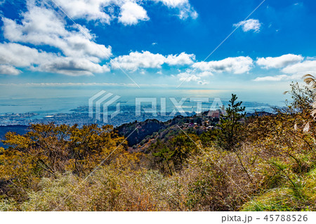 兵庫県神戸市。六甲山の六甲テラスガーデンからの眺望。光る海面。 45788526