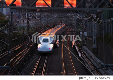夕闇の中を走る新幹線 夕闇の中を走る新幹線 45788529