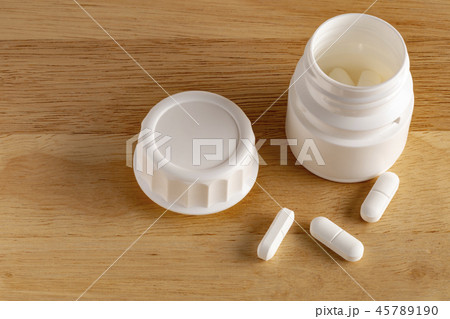 Download Open medicine bottles and white pillsの写真素材 45789190 - PIXTA Yellowimages Mockups